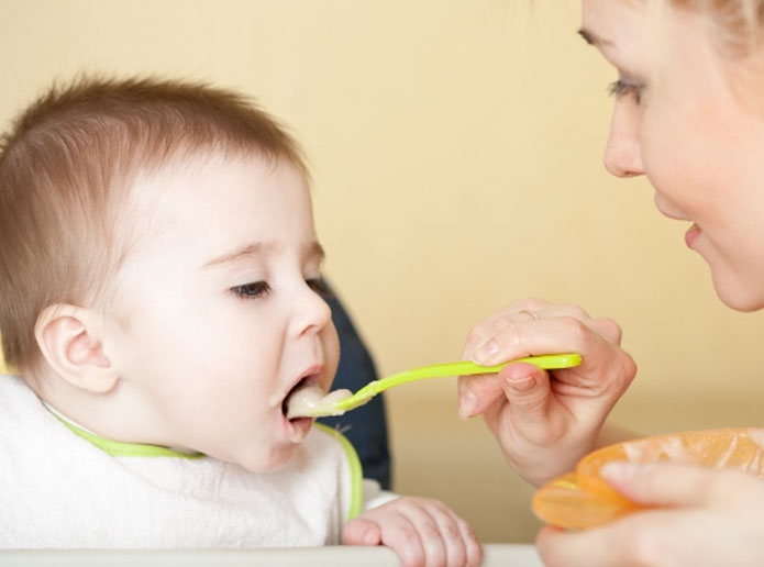 https://www.ngala.com.au/wp-content/uploads/2019/08/A-baby-tries-solids-for-the-first-time.jpg